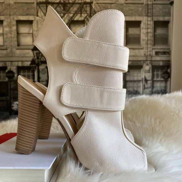 Wild Diva Lounge peep toe cream heels.3.75” US 7.5 - Picture 2 of 6